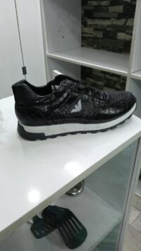 Black unisex shoes